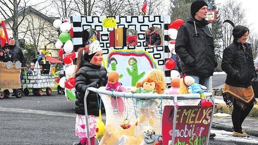 Werbung in eigener Sache: Emelys mobiler Babysitter-Dienst war ein Hingucker beim Nordheimer Kinderumzug. Werbung in eigener Sache: Emelys mobiler Babysitter-Dienst war ein Hingucker beim Nordheimer Kinderumzug.