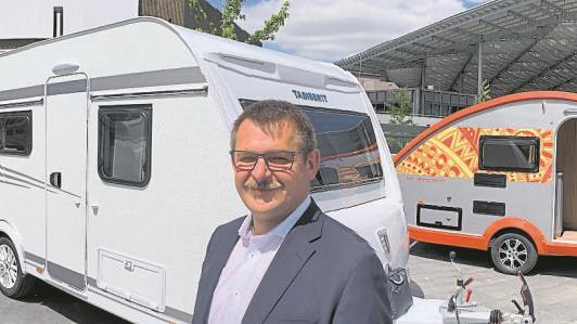 Als Produktmanager ist Armin Mäder am Tabbert-Standort Mottgers intensiv in die Entwicklung der neuen Modelle wie den DaVinci (links) eingebunden. Der Standort Mottgers ist sicher, hieß es bei der jüngsten Präsentation der Absatz- und Umsatzzahlen. Foto: Alexander Gies - Als Produktmanager ist Armin Mäder am Tabbert-Standort Mottgers intensiv in die Entwicklung der neuen Modelle wie den DaVinci (links) eingebunden. Der Standort Mottgers ist sicher, hieß es bei der jüngsten Präsentation der Absatz- und Umsatzzahlen. Foto: Alexander Gies Als Produktmanager ist Armin Mäder am Tabbert-Standort Mottgers intensiv in die Entwicklung der neuen Modelle wie den DaVinci (links) eingebunden. Der Standort Mottgers ist sicher, hieß es bei der jüngsten Präsentation der Absatz- und Umsatzzahlen. Foto: Alexander Gies - Als Produktmanager ist Armin Mäder am Tabbert-Standort Mottgers intensiv in die Entwicklung der neuen Modelle wie den DaVinci (links) eingebunden. Der Standort Mottgers ist sicher, hieß es bei der jüngsten Präsentation der Absatz- und Umsatzzahlen. Foto: Alexander Gies