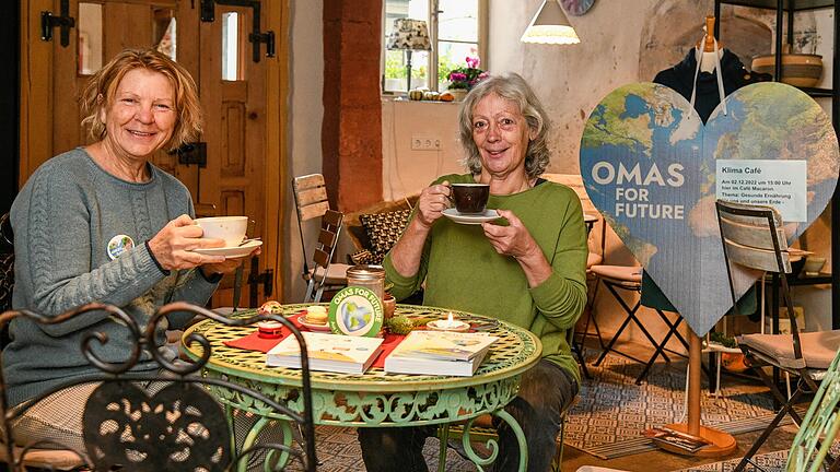 Omas for Future laden beim Klima-Café ein, sich zu informieren oder mitzumachen. Das Café Macaron in Sommerhausen gehört Monika Zeugner (rechts), mit ihrer Mitaktivistin Angela Deyerling.