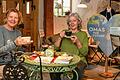 Omas for Future laden beim Klima-Café ein, sich zu informieren oder mitzumachen. Das Café Macaron in Sommerhausen gehört Monika Zeugner (rechts), mit ihrer Mitaktivistin Angela Deyerling.
