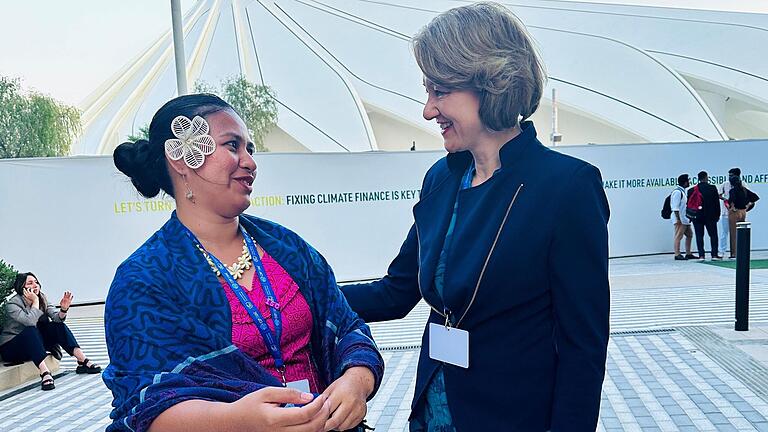 Anja Weisgerber ist Sprecherin für Umwelt, Naturschutz, nukleare Sicherheit und Verbraucherschutz der Bundestagsfraktion der CDU/CSU. Auf der Klimakonferenz in Dubai hat sie die Klimazeugin Bedi Racule vom pazifischen Kirchenrat der Marshallinseln getroffen. Anja Weisgerber ist Sprecherin für Umwelt, Naturschutz, nukleare Sicherheit und Verbraucherschutz der Bundestagsfraktion der CDU/CSU. Auf der Klimakonferenz in Dubai hat sie die Klimazeugin Bedi Racule vom pazifischen Kirchenrat der Marshallinseln getroffen.