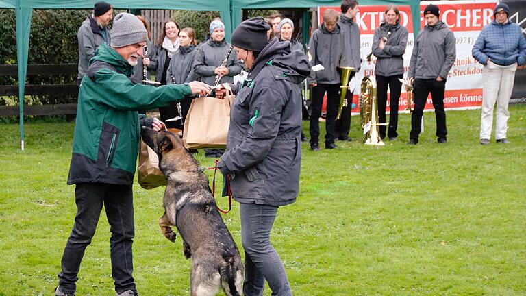 Bayerische Meisterschaft der Fährtenhunde in Bad Kissingen - Bayerische Meisterschaft der Fährtenhunde in Bad Kissingen. Bayerische Meisterschaft der Fährtenhunde in Bad Kissingen - Bayerische Meisterschaft der Fährtenhunde in Bad Kissingen.