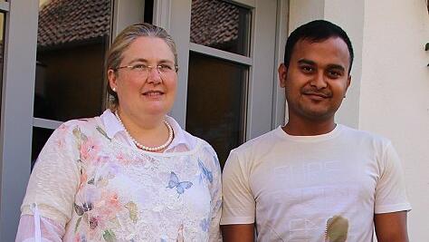 Sie ringen seit vielen Monaten darum, dass der in Bangladesch verfolgte 16-jährige Jahid nach Frickenhausen kommen kann: Karen Bauer und ihr Pflegesohn Faruk.