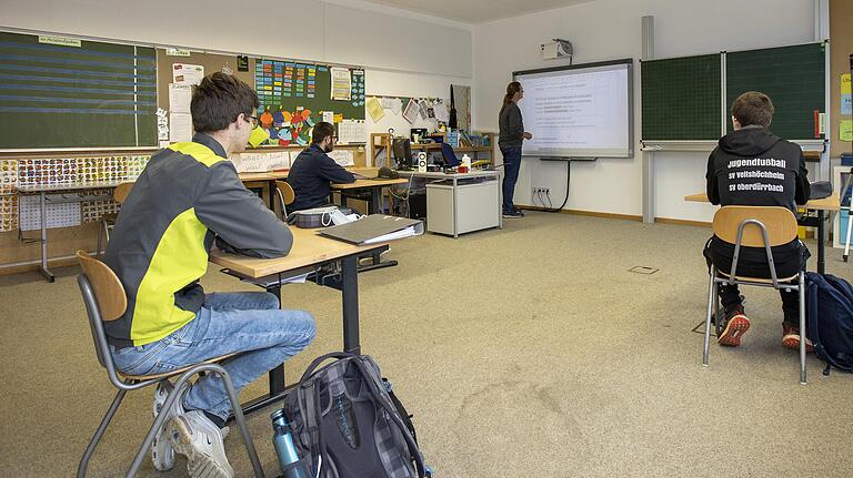 Lehrermangel ist auch in Unterfranken ein großes Thema. Das Symbolbild zeigt einen Schulraum der Würzburger Karl-Kroiß-Schule, in dem mit Abstand unterrichtet wird. Lehrermangel ist auch in Unterfranken ein großes Thema. Das Symbolbild zeigt einen Schulraum der Würzburger Karl-Kroiß-Schule, in dem mit Abstand unterrichtet wird. 