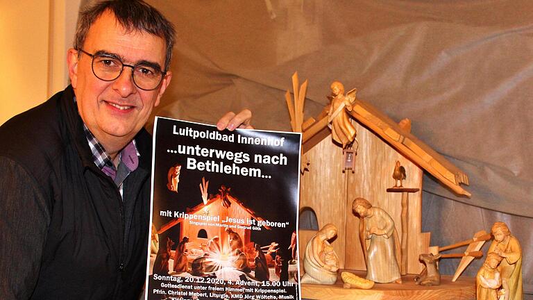 Kirchenmusikdirektor Jörg Wöltche steht vor seiner Krippe, die auf dem Plakat für den Gottesdienst wirbt. Foto: Werner Vogel - Kirchenmusikdirektor Jörg Wöltche steht vor seiner Krippe, die auf dem Plakat für den Gottesdienst wirbt. Foto: Werner Vogel Kirchenmusikdirektor Jörg Wöltche steht vor seiner Krippe, die auf dem Plakat für den Gottesdienst wirbt. Foto: Werner Vogel - Kirchenmusikdirektor Jörg Wöltche steht vor seiner Krippe, die auf dem Plakat für den Gottesdienst wirbt. Foto: Werner Vogel