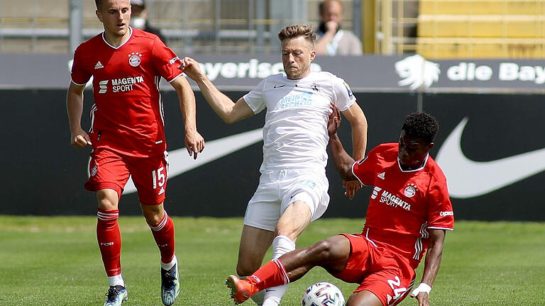 Alexander Lungwitz (links im Trikot des FC Bayern München II beim Drittliga-Derby gegen 1860 München) wechselt an den Dallenberg Alexander Lungwitz (links im Trikot des FC Bayern München II beim Drittliga-Derby gegen 1860 München) wechselt an den Dallenberg