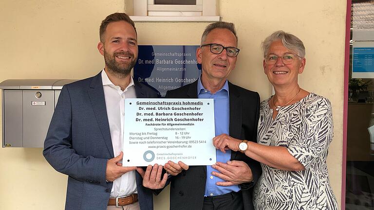 Dr. Heinrich Goschenhofer hat die Leitung der Hausarztpraxis in Hofheim an seinen Sohn Ulrich abgegeben. Im Bild die Arztfamilie Goschenhofer (von links) Ulrich, Heinrich und Barbara. Dr. Heinrich Goschenhofer hat die Leitung der Hausarztpraxis in Hofheim an seinen Sohn Ulrich abgegeben. Im Bild die Arztfamilie Goschenhofer (von links) Ulrich, Heinrich und Barbara.