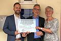 Dr. Heinrich Goschenhofer hat die Leitung der Hausarztpraxis in Hofheim an seinen Sohn Ulrich abgegeben. Im Bild die Arztfamilie Goschenhofer (von links)&nbsp; Ulrich, Heinrich und Barbara.