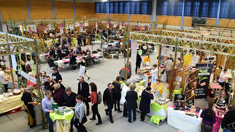 Rund 40 regionale Betriebe bieten in der Karl-Knauf-Halle ihre Produkte an: vom Aronia-Saft bis zum Ziegenkäse. Rund 40 regionale Betriebe bieten in der Karl-Knauf-Halle ihre Produkte an: vom Aronia-Saft bis zum Ziegenkäse.