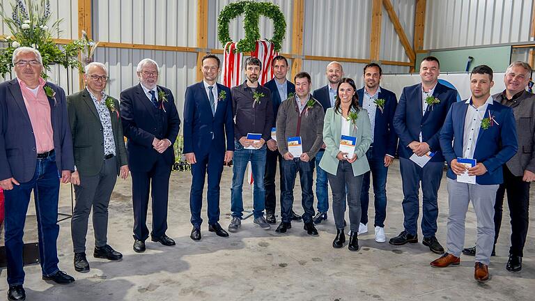 Die neuen Feldgeschworenen der Gruppe Süd in Frankenwinheim mit (von links) Gerd Endres (zweiter Bürgermeister von Kolitzheim), Bürgermeister Herbert Fröhlich,&nbsp;&nbsp;Kreisobmann Erhard Rückert und Landrat Florian Töpper.