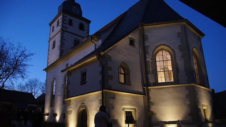 Kirche       -  Strahlend: Ein besonderes Lichtkonzept mit 19 Bodenleuchten wurde für die evangelische Kirche Euerbach aufgrund großzügiger Spender realisiert.