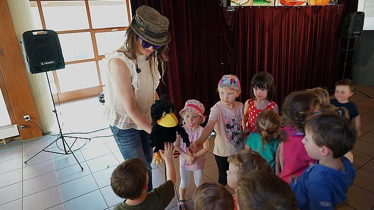 Am Ende der Vorstellung durften sich die Kinder vom kleinen Raben Socke persönlich verabschieden.