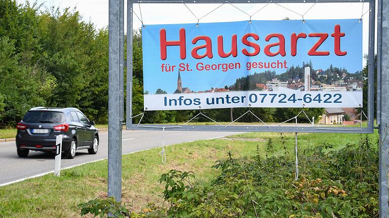 Auch in anderen Teilen der Republik geht man ungewöhnliche Wege, um Hausärzte zu finden. An einer Straße bei St. Georgen steht ein Hinweisschild mit der Aufschrift: 'Hausarzt für St. Georgen gesucht'. Auch in anderen Teilen der Republik geht man ungewöhnliche Wege, um Hausärzte zu finden. An einer Straße bei St. Georgen steht ein Hinweisschild mit der Aufschrift: 'Hausarzt für St. Georgen gesucht'.