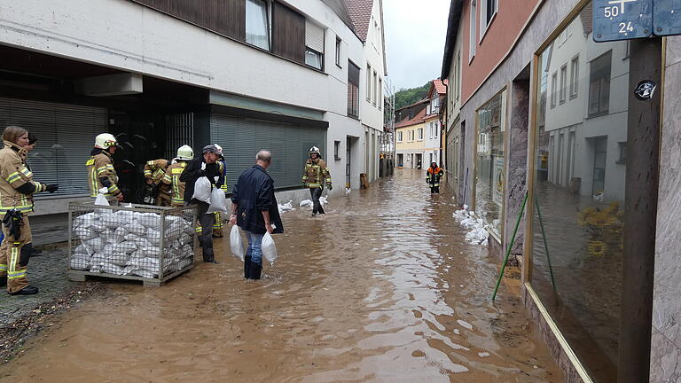 Juli 2021: In Zeil am Main stehen Teile der Altstadt unter Wasser. Etwa 120 Einsatzkräfte von Feuerwehr und THW versuchen, dem aus der Altach tretenden Wasser Herr zu werden. Juli 2021: In Zeil am Main stehen Teile der Altstadt unter Wasser. Etwa 120 Einsatzkräfte von Feuerwehr und THW versuchen, dem aus der Altach tretenden Wasser Herr zu werden.