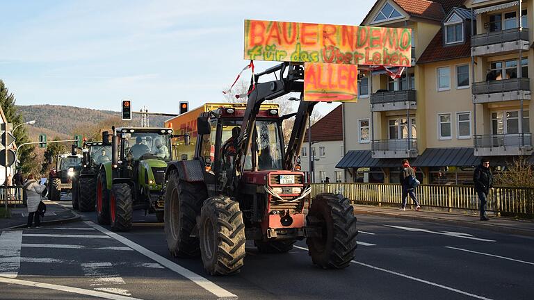 Rund 160 Traktoren und Lkws nahmen Anfang Januar an einem Protest in Lohr teil. Für den 14. Februar ist eine Versammlung mit 70 Fahrzeugen angemeldet. Rund 160 Traktoren und Lkws nahmen Anfang Januar an einem Protest in Lohr teil. Für den 14. Februar ist eine Versammlung mit 70 Fahrzeugen angemeldet.