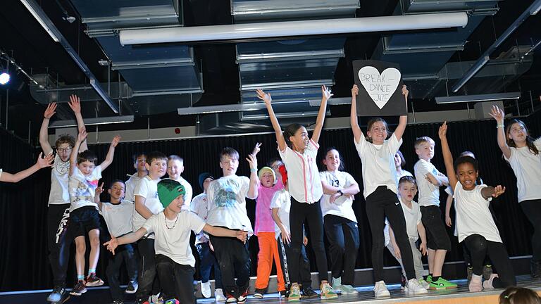105 Kinder und Jugendliche im Alter zwischen fünf und 15 Jahren präsentierten am Mittwoch in der Nägelsee-Aula Tanzshows zum Abschluss des dreitägigen Tanzworkshops 'Juze in motion', was sie drauf haben. Foto: Annette Helfmann 105 Kinder und Jugendliche im Alter zwischen fünf und 15 Jahren präsentierten am Mittwoch in der Nägelsee-Aula Tanzshows zum Abschluss des dreitägigen Tanzworkshops 'Juze in motion', was sie drauf haben. Foto: Annette Helfmann