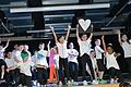 105 Kinder und Jugendliche im Alter zwischen fünf und 15 Jahren präsentierten am Mittwoch in der Nägelsee-Aula Tanzshows zum Abschluss des dreitägigen Tanzworkshops 'Juze in motion', was sie drauf haben. Foto: Annette Helfmann