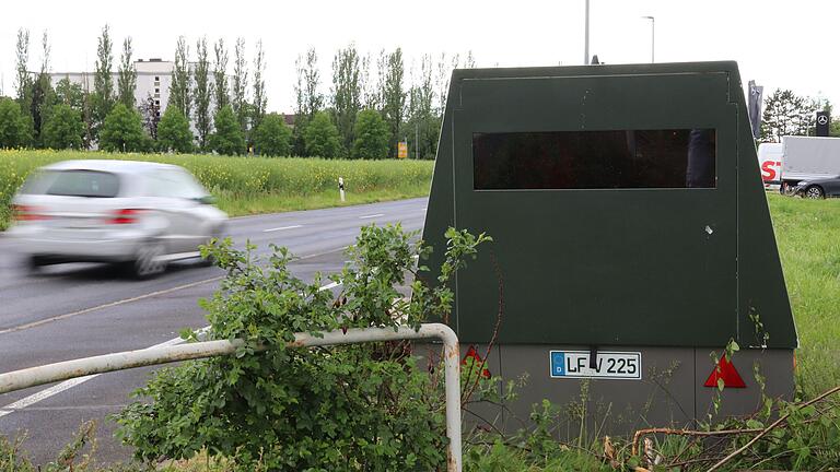 Erstmals auf den Straßen Kitzingens im Einsatz: Dieser mobile Blitzer steht seit Tagen neben der Kreisstraße KT 13 kurz vor Hoheim. Erstmals auf den Straßen Kitzingens im Einsatz: Dieser mobile Blitzer steht seit Tagen neben der Kreisstraße KT 13 kurz vor Hoheim.