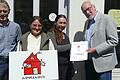 Freude bei allen Beteiligten (von links): Thomas Volpert von der AGS Aktionsgemeinschaft Sozialisation e.V. Würzburg, dem Rappelkistenteam mit Alisa Mävers und Sonja Huber sowie Heinz Menninga von der Freimaurerloge in Kitzingen.