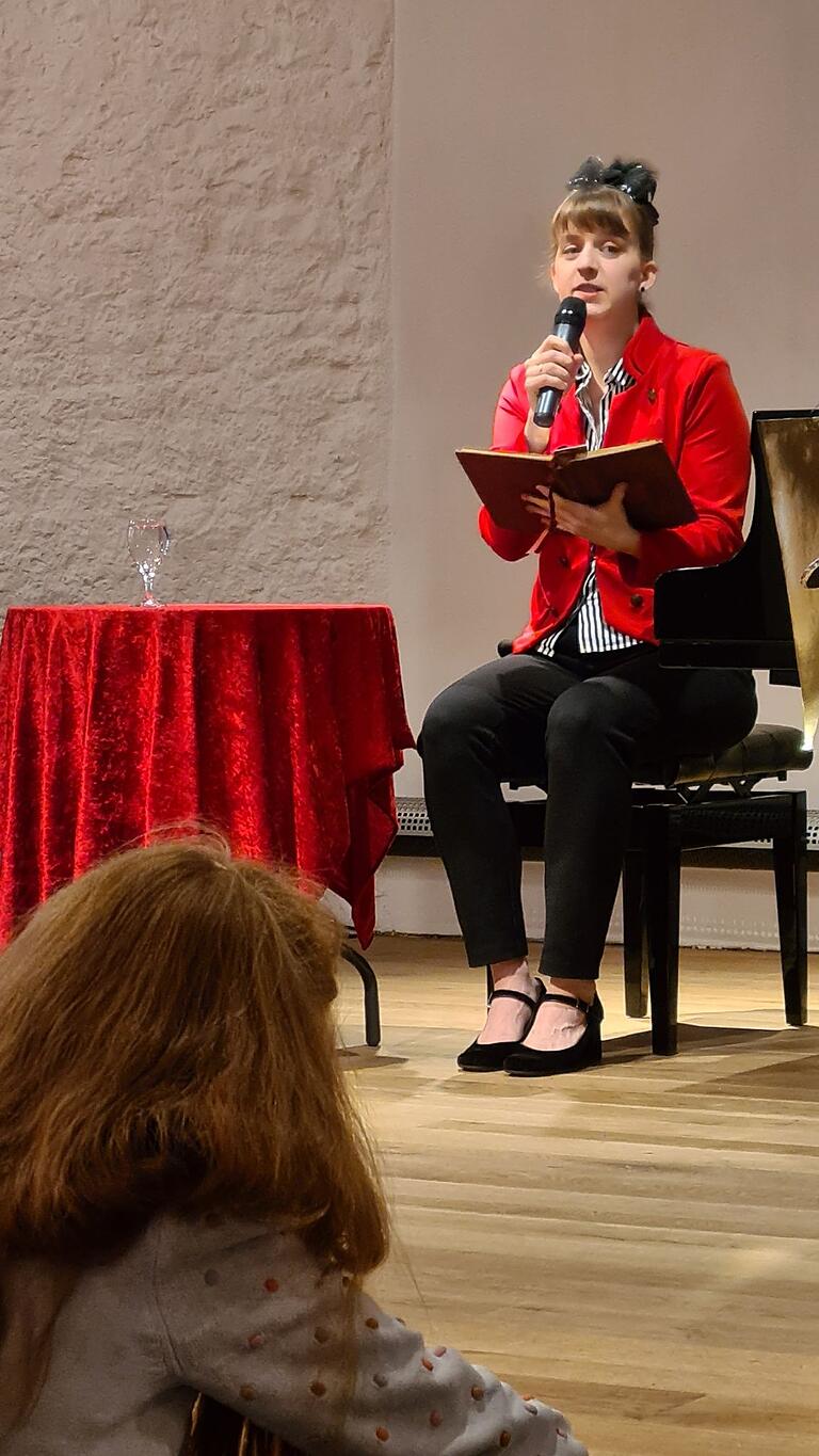 Anne Riegler beim Familienkonzert im Kloster Wechterswinkel.