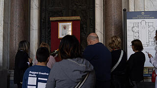Die folgenden Fotos zeigen die Lieblingskirche des verstorbenen Papstes, Santa Maria Maggiore. Sie sind kurz nach Bekanntwerden seines Todes aufgenommen worden. Gläubige tragen sich am Traueraltar in ein Kondolenzbuch ein.