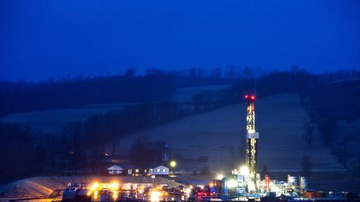 Fracking       -  Gas-Euphorie in den USA, erhebliche Bedenken in Deutschland: Während auf der anderen Seite des Atlantiks Schiefergas bereits in rauen Mengen gefördert wird, ist man in Deutschland uneins über das heftig umstrittene Fracking.