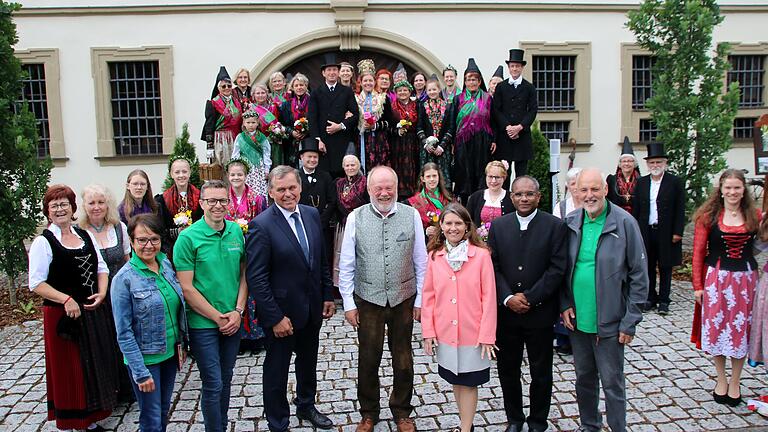 Auf die Trachtenmodenschau mit Edith Schmitt bei der 1250-Jahr-Feier des Dorfes Schwebenried hatten sich schon im Vorfeld viele Gäste gefreut. Auf die Trachtenmodenschau mit Edith Schmitt bei der 1250-Jahr-Feier des Dorfes Schwebenried hatten sich schon im Vorfeld viele Gäste gefreut.