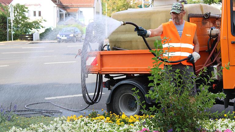 Alexander Kritzki und seine Kollegen sorgen mit dem Gießwagen dafür, dass die Pflanzen in Bad Neustadt trotz Trockenheit schön bleiben. Alexander Kritzki und seine Kollegen sorgen mit dem Gießwagen dafür, dass die Pflanzen in Bad Neustadt trotz Trockenheit schön bleiben.