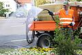 Alexander Kritzki und seine Kollegen sorgen mit dem Gießwagen dafür, dass die Pflanzen in Bad Neustadt trotz Trockenheit schön bleiben.