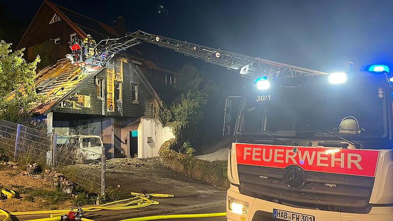 Der Garagenbrand in Hammelburg forderte die Einsatzkräfte. Der Garagenbrand in Hammelburg forderte die Einsatzkräfte. 