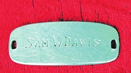 Oliver Krämer hat auf dem Sodenberg bei Hammelburg die Erkennungsmarke eines US-Soldaten gefunden und fragt nun: „Wer war Sam W. Davis? Oliver Krämer hat auf dem Sodenberg bei Hammelburg die Erkennungsmarke eines US-Soldaten gefunden und fragt nun: „Wer war Sam W. Davis?