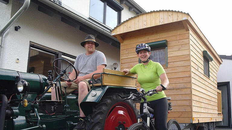 Hier war noch alles in Ordnung: Johanna Leitsch auf dem Fahrrad und Tobias Leitsch auf dem Bulldog mit dem Schäferwagen im Schlepptau. So sollte es eigentlich bis in die Nähe von Bremen gehen. Foto: Johanna Leitsch       -  Hier war noch alles in Ordnung: Johanna Leitsch auf dem Fahrrad und Tobias Leitsch auf dem Bulldog mit dem Schäferwagen im Schlepptau. So sollte es eigentlich bis in die Nähe von Bremen gehen. Foto: Johanna Leitsch