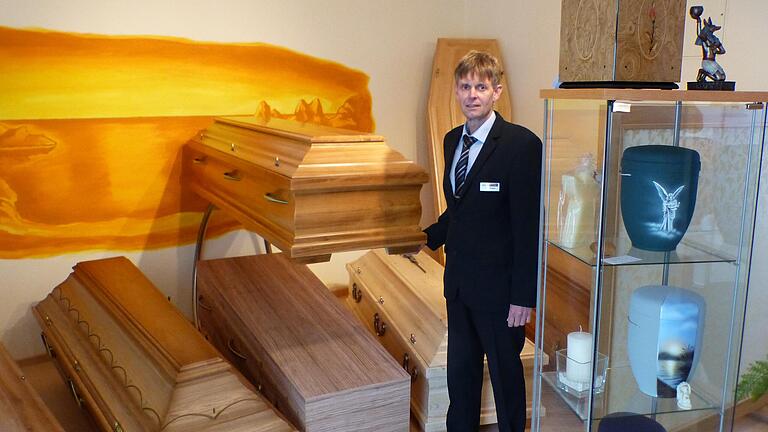 Alfons Glöggler zeigt den Ausstellungsraum seines Dettelbacher Bestattungsunternehmens. Hier kann er mit den Hinterbliebenen die Beerdigungsmodalitäten absprechen. Alfons Glöggler zeigt den Ausstellungsraum seines Dettelbacher Bestattungsunternehmens. Hier kann er mit den Hinterbliebenen die Beerdigungsmodalitäten absprechen.