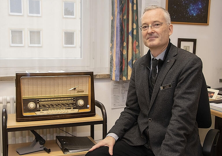Guter Draht nach oben: In seiner Freizeit repariert der passionierte Elektrotechniker Jochen Fiedler alte Röhrenradios. Guter Draht nach oben: In seiner Freizeit repariert der passionierte Elektrotechniker Jochen Fiedler alte Röhrenradios.