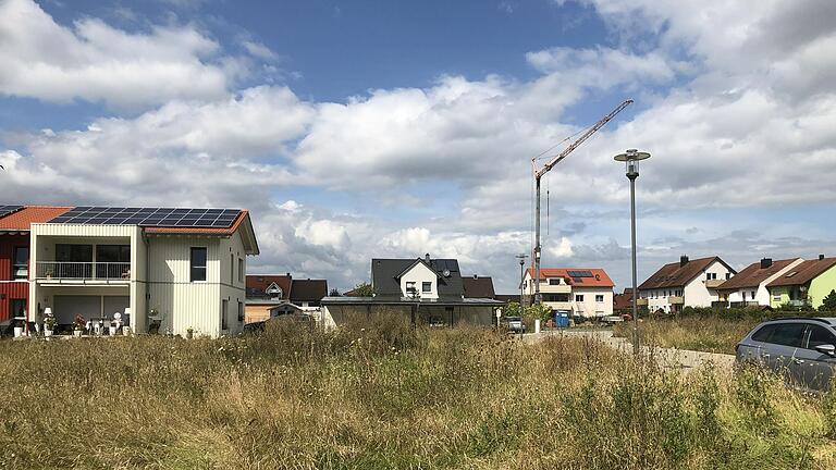 Im Baugebiet 'Am TV-Platz' in Gerolzhofen sind noch große Flächen unbebaut. Allmählich schließen sich nun aber die Lücken.