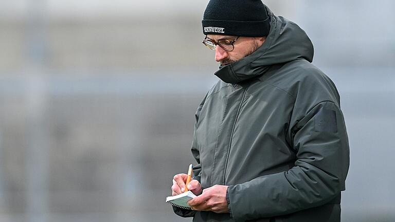 Hatte einiges zu notieren: Trainer Jan Gerlein war ratlos nach dem desaströsen Auftritt des FC 05 Schweinfurt in München. Hatte einiges zu notieren: Trainer Jan Gerlein war ratlos nach dem desaströsen Auftritt des FC 05 Schweinfurt in München.