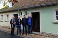 Die Pilgerherberge im einstigen Gaukönigshöfer Schutzjudenhaus stellte Bernhard Rhein (rechts) den Besuchern (von links) Manfred Zentgraf, Joachim Rühl und Franzose Nils Brunet vor.