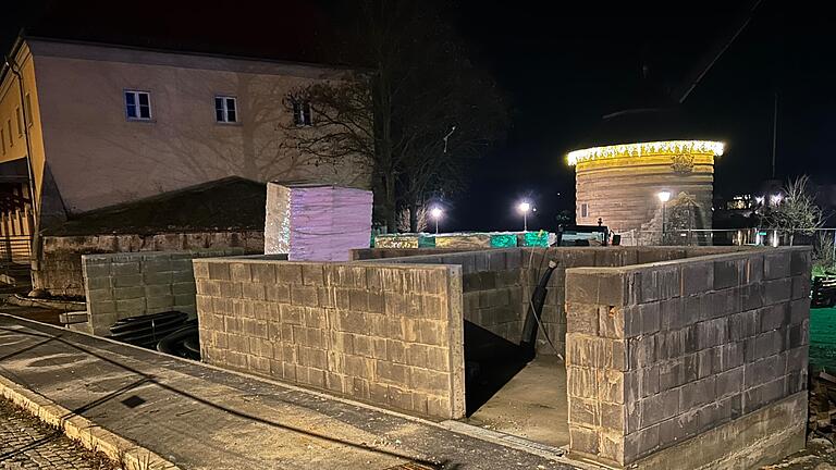 Bei der Sanierung des Mainufers in Marktbreit soll hier eine moderne Buswarte mit öffentlichem WC und Technikraum entstehen. Der Bauausschuss genehmigte das bereits begonnene Bauvorhaben.
