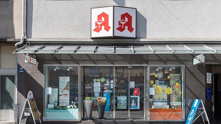 Der Würzburger Apotheker Wolfgang Schiedermair, Inhaber der Glocken-Apotheke, musste die Bestellungen für den Grippeimpfstoff im Frühjahr abgeben. Damals sei die Dramatik der Corona-Pandemie noch nicht absehbar gewesen. Der Würzburger Apotheker Wolfgang Schiedermair, Inhaber der Glocken-Apotheke, musste die Bestellungen für den Grippeimpfstoff im Frühjahr abgeben. Damals sei die Dramatik der Corona-Pandemie noch nicht absehbar gewesen. 