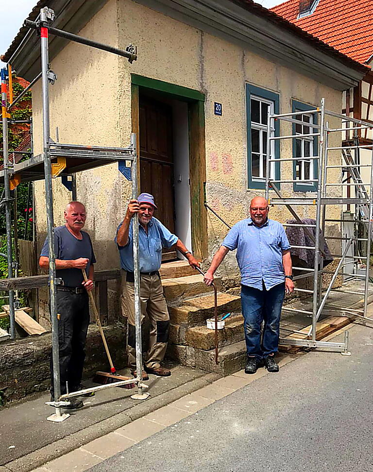 Los geht’s: „Anpacken“ hieß es beim Heimat- und Kulturverein Sondheim, als der Beschluss gefasst wurde, das alte Posthäuschen zu sanieren. Das Bild zeigt die fleißigen Helfer (von links) Egon Mangold und Günther Würll, die zusammen mehr als ein Drittel der 454 Arbeitsstunden geleistet haben sowie Erwin Rösch, einen Restaurator aus Scheßlitz.