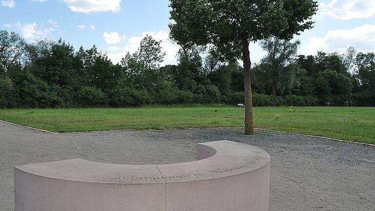 Eines der wichtigsten Projekte der Initiative gegen das Vergessen ist der Lagerweg in Oberndorf in Erinnerung an die in der Großindustrie während des Zweiten Weltkriegs tätigen Zwangsarbeiter.