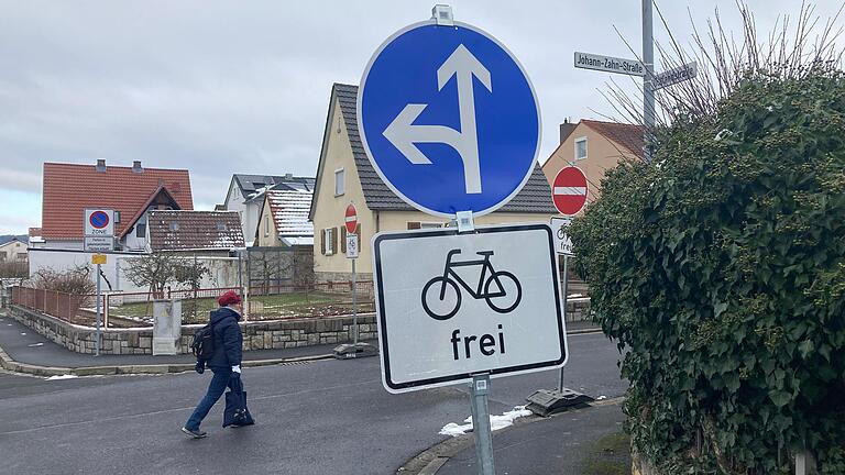 Die Zahnstraße (hier im Bild) und die Korbstraße in der Karlstadter Siedlung sind derzeit Einbahnstraßen.