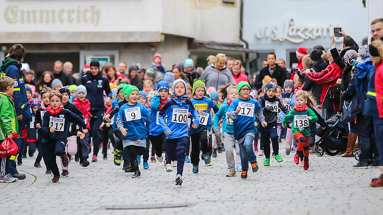 Impressionen vom Nikolauslauf (Kinder,- Hobby- und Staffellauf) am 08.12.19 in der Altstadt von Ochsenfurt.