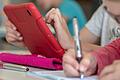 Grundschüler in Abensberg nutzen auf diesem Symbolbild ein Tablet. Für die Schweinfurter Schulen wurden der Stadt knapp 540 000 Euro aus dem Sonderbudget Leihgeräte des Freistaates genehmigt.