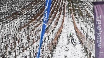 Peter Heidecker, Geschäftsführer des Weinguts Römmert in Volkach, nutzt das bisschen Schnee in der Weinlage Escherndorfer Lump für ein paar Schwünge auf Skiern. Peter Heidecker, Geschäftsführer des Weinguts Römmert in Volkach, nutzt das bisschen Schnee in der Weinlage Escherndorfer Lump für ein paar Schwünge auf Skiern.