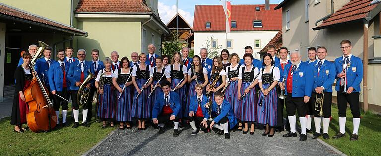 40 Aktive wirken derzeit bei den Erleinsbacher Musikanten in Obereuerheim unter Leitung von Andreas Pickel mit. Hinzu kommen die Bläserklasse und das Jugendblasorchester, denn Nachwuchsarbeit spielt eine wichtige Rolle. 40 Aktive wirken derzeit bei den Erleinsbacher Musikanten in Obereuerheim unter Leitung von Andreas Pickel mit. Hinzu kommen die Bläserklasse und das Jugendblasorchester, denn Nachwuchsarbeit spielt eine wichtige Rolle.