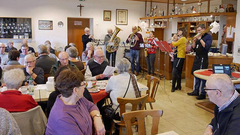 Eine Musikantengruppe der Blaskapelle Unterpleichfeld spielte beim Seniorenadvent im Hausener Sportheim altbekannte Weihnachtslieder. Eine Musikantengruppe der Blaskapelle Unterpleichfeld spielte beim Seniorenadvent im Hausener Sportheim altbekannte Weihnachtslieder.