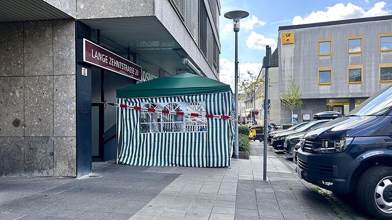 In einem Gebäude in der Lange Zehntstraße in Schweinfurt wurde am Dienstagmorgen eine leblose Person gefunden. Die Maßnahmen zur Spurensicherung dauerten auch am Donnerstag an. In einem Gebäude in der Lange Zehntstraße in Schweinfurt wurde am Dienstagmorgen eine leblose Person gefunden. Die Maßnahmen zur Spurensicherung dauerten auch am Donnerstag an.