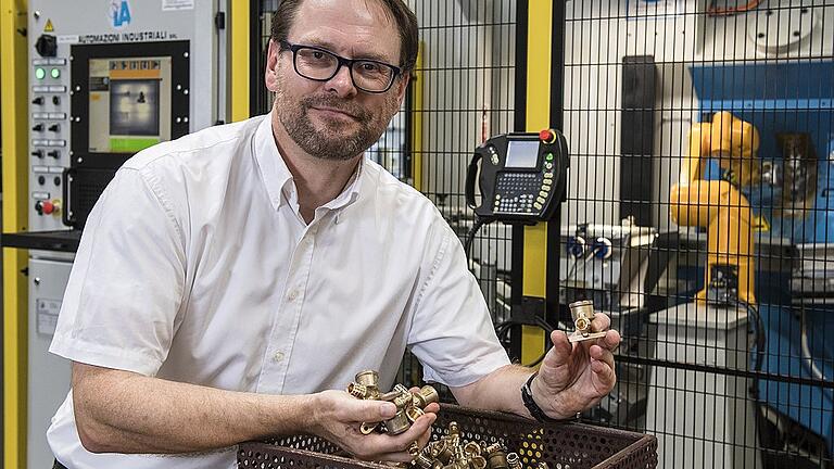 Werksleiter Stefan Endres ist stolz darauf, dass in der Produktion nun noch weniger Energie und Material verbraucht wird. Die Pass- und Verbindungsstücke werden von Haßfurt aus in die ganze Welt geliefert. Werksleiter Stefan Endres ist stolz darauf, dass in der Produktion nun noch weniger Energie und Material verbraucht wird. Die Pass- und Verbindungsstücke werden von Haßfurt aus in die ganze Welt geliefert.