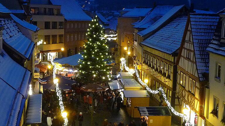 Stimmungsvoll präsentiert sich der Marktheidenfelder Weihnachtsmarkt auf dem Marktplatz und in der geschmückten Altstadt.&nbsp;